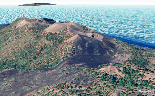 Vue aérienne sur le cône du volcan El Duraznero (au premier plan) et les coulées qui s'échappent vers l'Est (à gauche), La Palma, Canaries