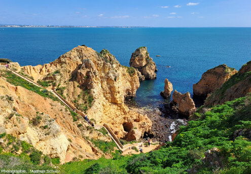 Une petite crique aménagée pour la visite au sein des falaises miocènes de Ponta da Piedade, Algarve (Sud du Portugal)