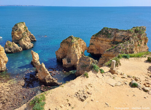 Un promontoire dans les falaises miocènes de Ponta da Piedade, Algarve (Sud du Portugal)