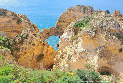 Une arche dans les falaises miocènes de Ponta da Piedade, Algarve (Sud du Portugal)