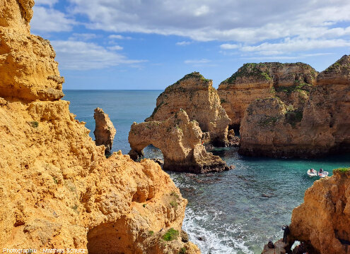 Vue plus rapprochée d'une petite crique dans les falaises miocènes de Ponta da Piedade, Algarve (Sud du Portugal)