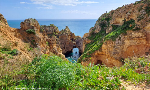 Une arche au fond d'une petite crique dans les falaises miocènes de Ponta da Piedade, Algarve (Sud du Portugal)