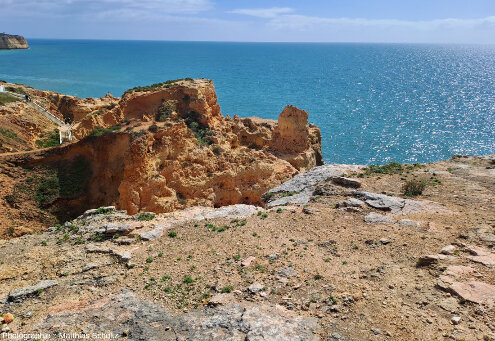 Un secteur aménagé pour la visite des falaises d'Algar Seco, commune de Carvoeiro, Algarve (Sud du Portugal)
