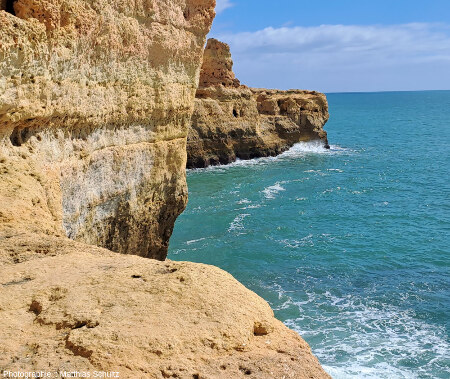Un secteur aménagé pour la visite des falaises d'Algar Seco, commune de Carvoeiro, Algarve (Sud du Portugal)