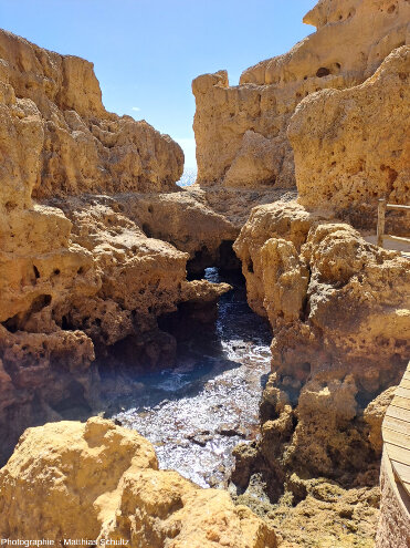 Une cavité très torturée dégagée par l'érosion dans les falaises miocènes d'Algar Seco, Algarve (Sud du Portugal)