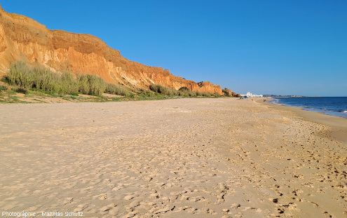 Les falaises quaternaires dominant la plage de Falésia, Algarve (Sud du Portugal)