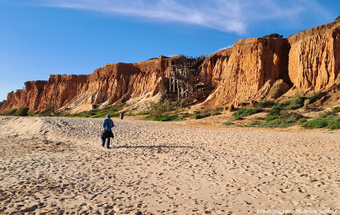 Les falaises quaternaires dominant la plage de Falésia, Algarve (Sud du Portugal)