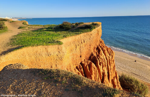 Depuis le sommet des falaises quaternaires dominant la plage de Falésia, Algarve (Sud du Portugal)