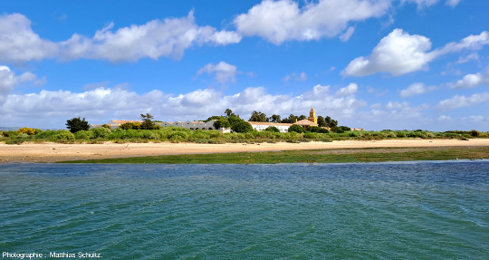 Ile barrière sableuse (Ilha da Tavira) et chenal d'eau salée dans la Ria Formosa, Algarve (Sud du Portugal)