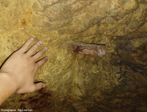 Coin de bois retrouvé encore en position dans l'une des mines de Saint-Daumas (Var)