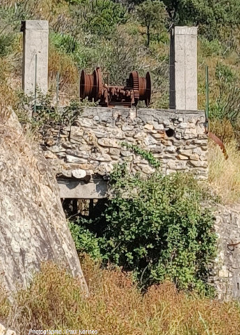 Entrée de mine avec un treuil, massif des Maures (Var)