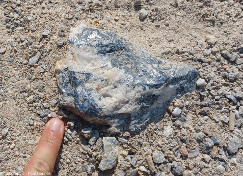 Échantillon contenant de la galène (aspect gris métallique), mines des Mayons (Var)