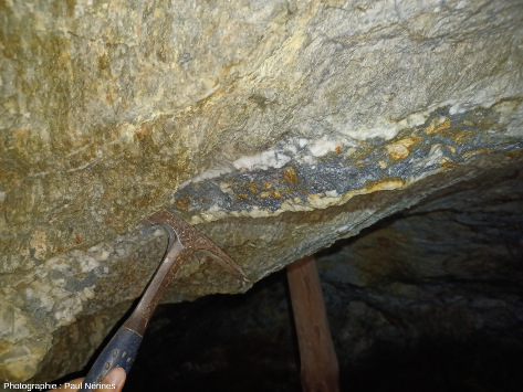 Filon de galène en place, mines des Mayons (Var)