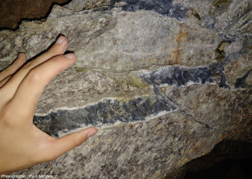 Filon de fluorite recoupé par une faille inverse, mines des Mayons (Var)