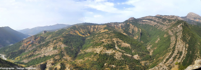 Le Vélodrome, site géologique emblématique près de Barles (Alpes-de-Haute-Provence)