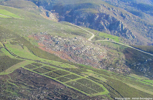 Vue aérienne sur le chaos granitique du hameau du Genest, Montselgues (Ardèche)