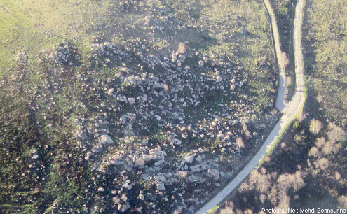 Vue aérienne, prise en direction du Sud, sur un chaos granitique proche du hameau de La Borie, Montselgues (Ardèche)