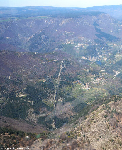 Vue aérienne du filon de quartz des Aidons (Pied de Borne, Lozère), hameau visible au centre droit de l’image