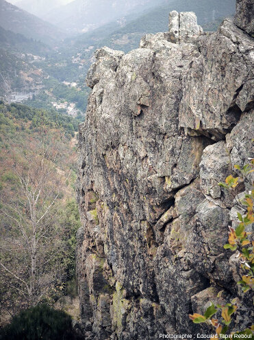 Le filon de quartz des Aidons (Lozère) au niveau du point 3 de la figure 2