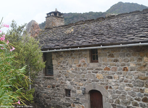 Une maison adossée au filon de quartz des Aidons, près du vieux hameau du Ronc de la Rège (Lozère)