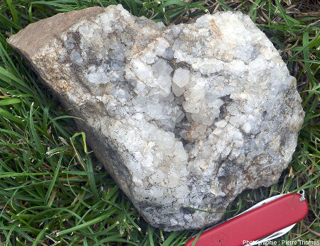 Bloc issu du filon de quartz des Aidons (Lozère) présentant d'assez belles pyramides de quartz