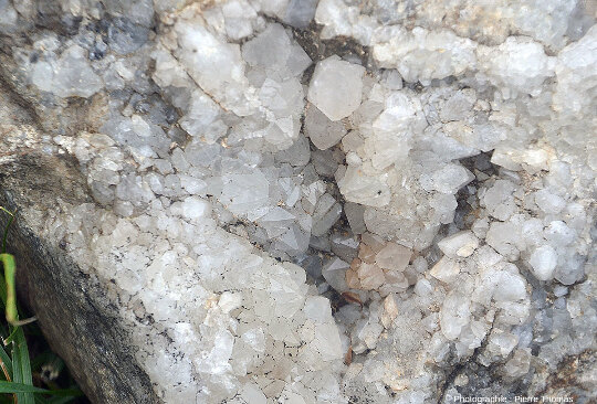Assez belles pyramides de quartz sur un bloc issu du filon des Aidons (Lozère)