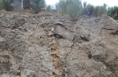 Vue rapprochée sur un filon de barytine (≈ 15 cm de large) situé à quelques mètres du filon de quartz des figures 19 à 21 (Lozère)
