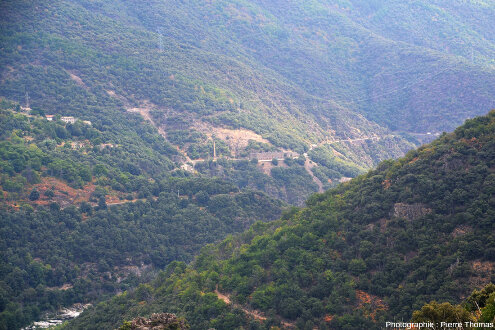 Vue sur les ruines des installations industrielles des anciennes mines de plomb-zinc, dites mines de Sainte-Marguerite-Lafigère (Lozère)