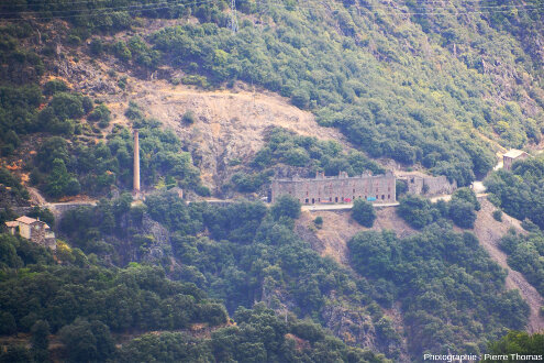 Zoom sur les ruines des installations industrielles des anciennes mines de plomb-zinc, dites mines de Sainte-Marguerite-Lafigère (Lozère)