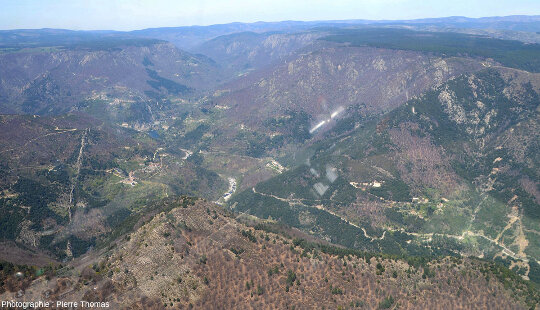 Vue aérienne du secteur de Pied de Borne (Lozère) montrant la proximité du filon de quartz des Aidons (dans le quart inférieur gauche de la photo) et de ce qui reste des travaux miniers des mines de Sainte-Marguerite-Lafigère (en bas à droite de la photo)