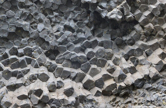 Zone Sud de la carrière du volcan de Peylenc (Haute-Loire) qui n'est plus en exploitation depuis des années, montrant une magnifique prismation