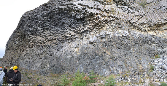 Vue sur la zone Sud de la carrière du volcan de Peylenc (Haute-Loire) qui n'est plus en exploitation depuis des années et montre une magnifique prismation
