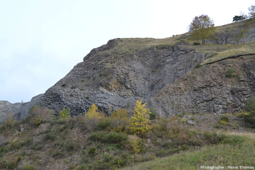 Vue générale sur la zone Sud de la carrière du volcan de Peylenc (Haute-Loire) qui n'est plus en exploitation depuis des années et montre une magnifique prismation