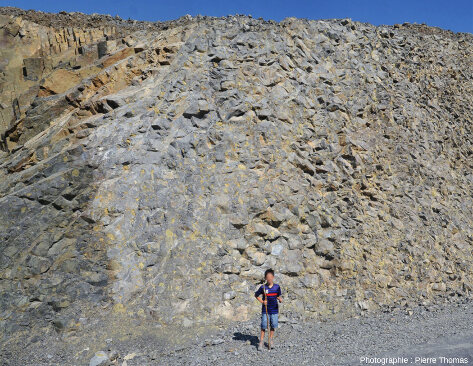 Zoom sur le front de taille exploité en 2025, photographié pendant que l'exploitation était momentanément à l'arrêt, carrière de Peylenc (Haute-Loire)