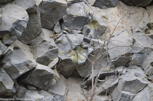 Zone du front de taille relativement “pauvre” en xénolites, carrière de Peylenc (Haute-Loire)