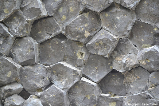 Zone du front de taille plus riche en xénolites, carrière de Peylenc (Haute-Loire)