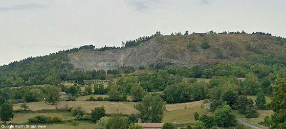 Vue de la montagne de Peylenc (Haute-Loire) et de sa carrière depuis la campagne environnante