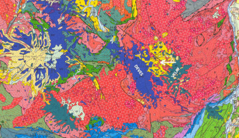 Extrait de la carte géologique de France centré sur le Sud-Est du Massif Central localisant le volcan de Peylenc (flèche blanche) au centre du bassin (complexe) éo-oligocène du Puy (en jaune)