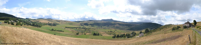 Vue globale, prise en direction du Sud, sur le maar de Chaudeyrolles (Haute-Loire)