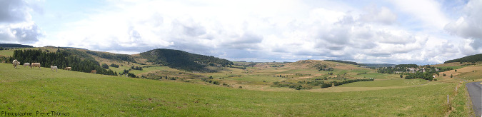 Vue globale, prise en direction du Nord, sur le maar de Chaudeyrolles (Haute-Loire)