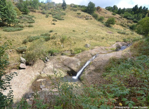 Le Salin, petit ruisseau qui coule au fond de la vallée visible sur les figures 8 et 9 et entaille le bord du maar de Chaudeyrolles (Haute-Loire)