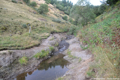 Zoom sur le Salin, petit ruisseau qui coule au fond de la vallée visible sur les figures 8 et 9 et entaille le bord du maar de Chaudeyrolles (Haute-Loire)