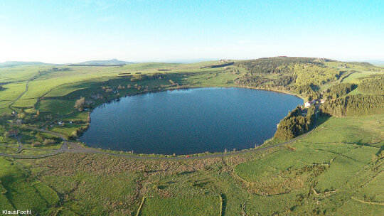 Vue aérienne sur le lac de Saint-Front (Haute-Loire), un maar avec une morphologie presque “intacte” encore occupé par un lac
