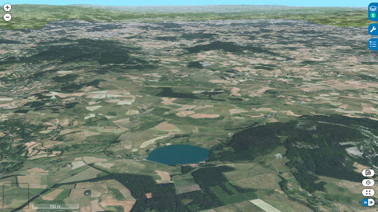 Vue aérienne vers le Nord sur le maar de Saint-Front (Haute-Loire) et son lac
