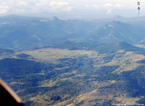 Vue aérienne vers le Sud du maar de Borée (Ardèche)