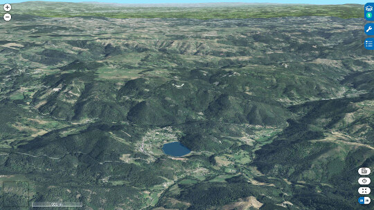 Vue aérienne orientée vers le Nord du maar de Saint-Martial (Ardèche) et de son lac