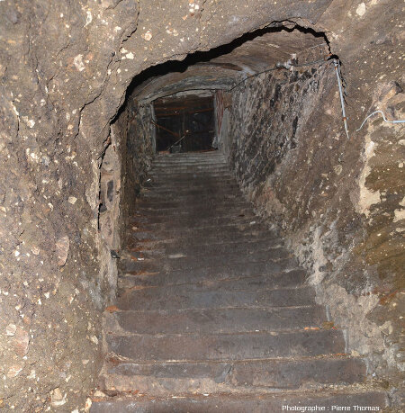 Escalier descendant dans l'une des caves sous une des maisons du vieux Clermont (Puy-de-Dôme)