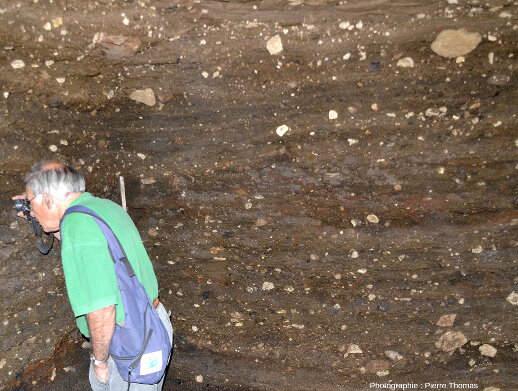 Vue large sur les parois d'une cave de Clermont-Ferrand montrant bien la nature stratifiée et bréchique de la roche