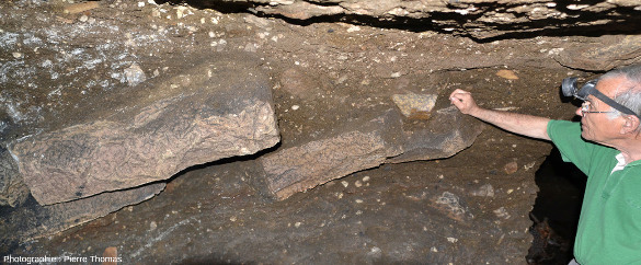 Détail de la paroi d'une cave de Clermont-Ferrand avec des blocs de très grosse taille