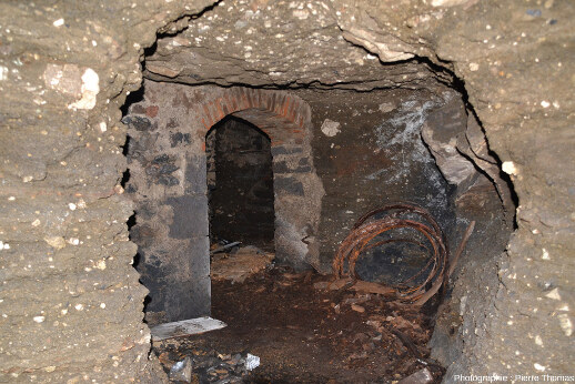 Cercles de fer, seuls restes des tonneaux et autres cuves encore visibles dans les caves de Clermont-Ferrand (Puy-de-Dôme) en 2011 durant ma visite